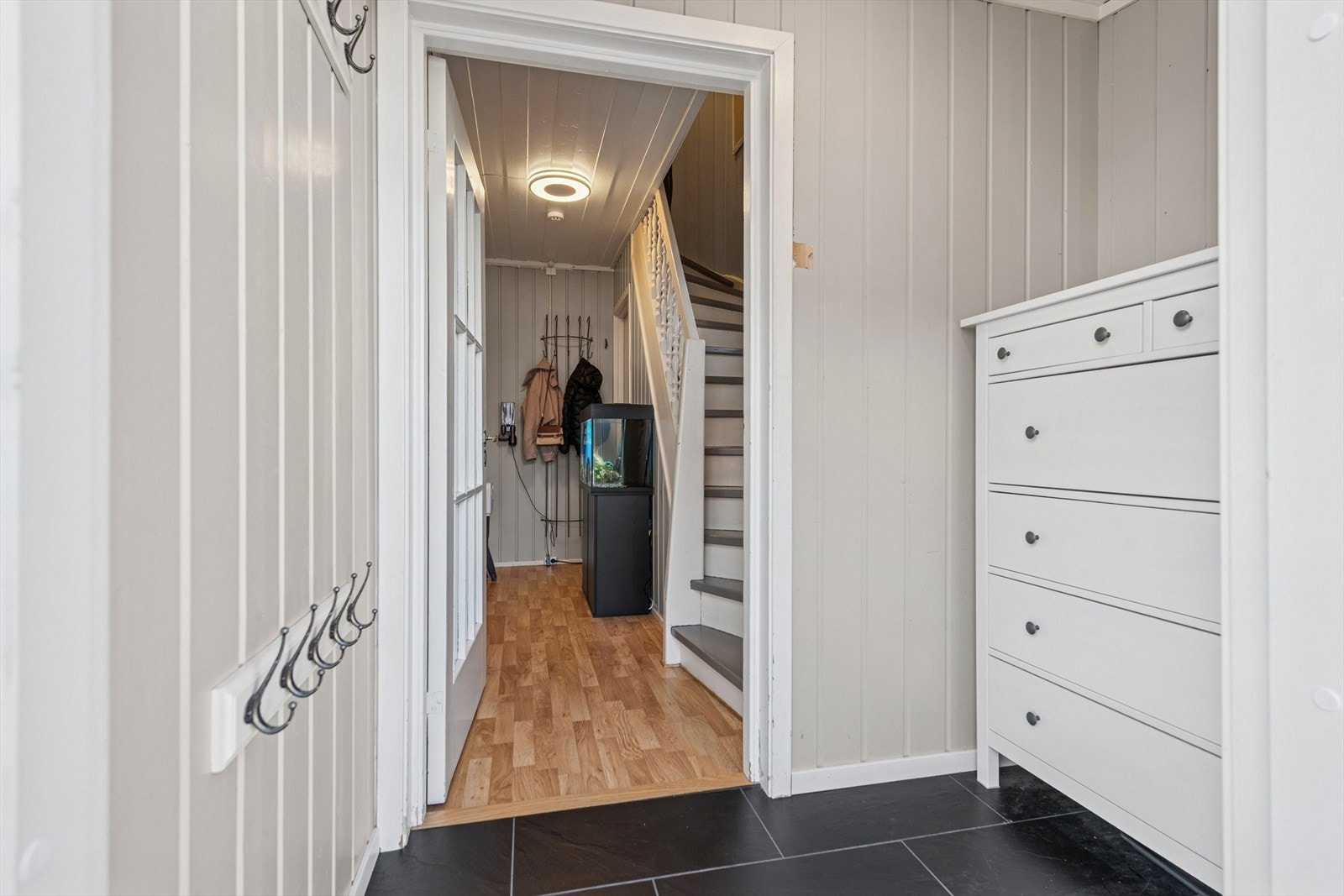 Velkommen inn! Entréen har varmekabler i gulvet og god plass til oppbevaring av yttertøy og sko. Galleribilde