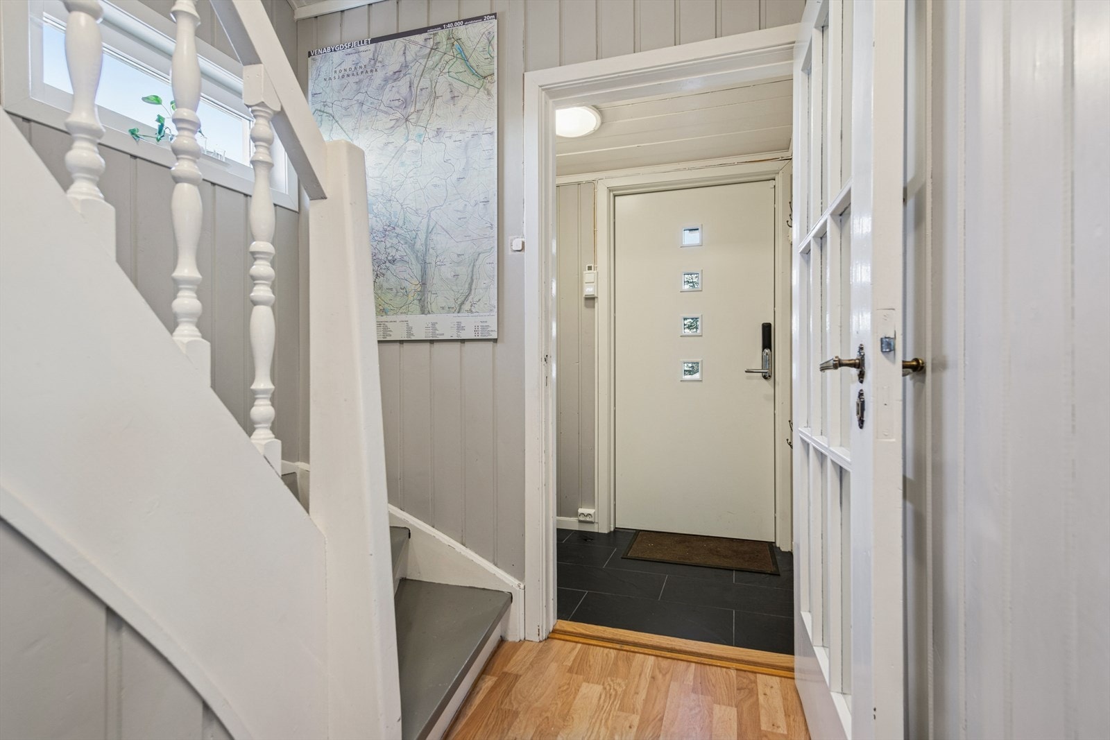 I trapperommet er det installert varmepumpe for effektiv oppvarming. Galleribilde