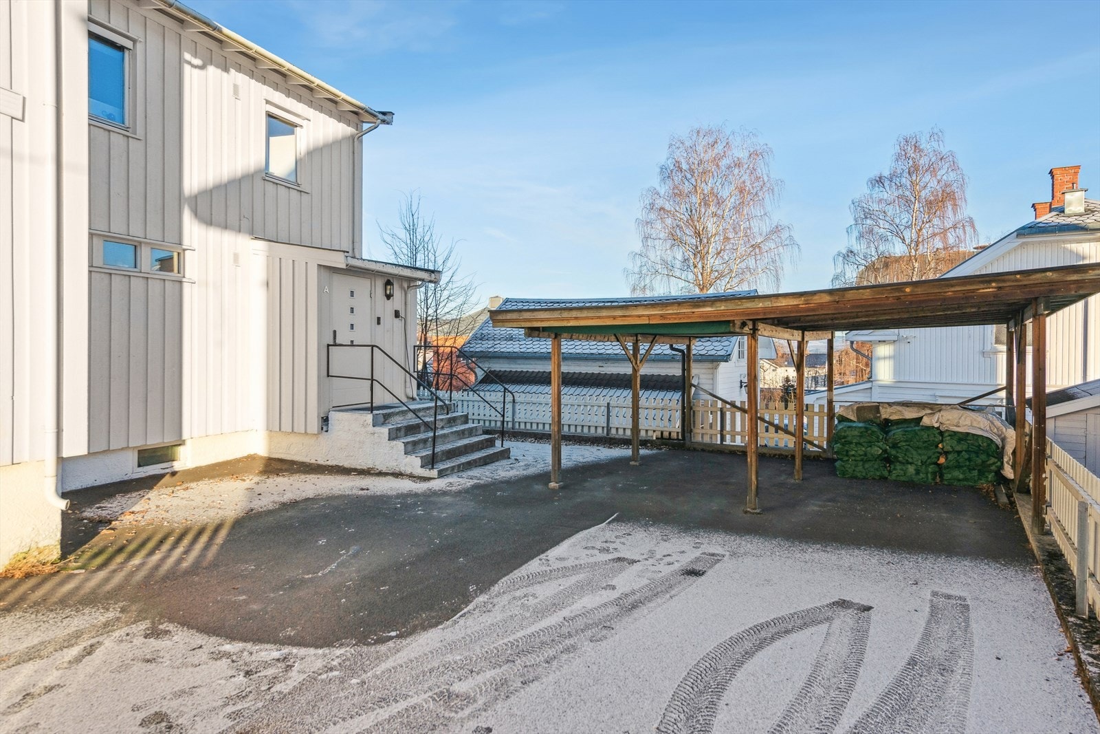 Andelen disponerer carport rett utenfor inngangsdøren med én biloppstillingsplass. Galleribilde