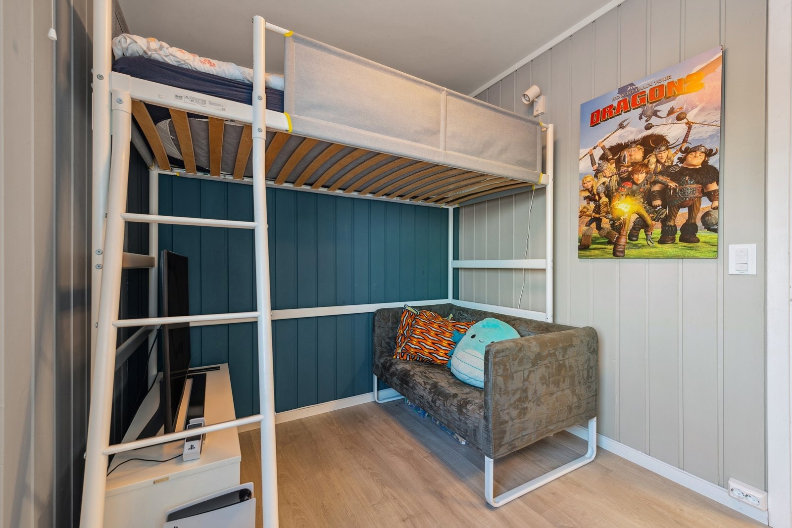 Soverom med plass til seng, skrivebord og lek - perfekt for barn eller ungdom. Galleribilde