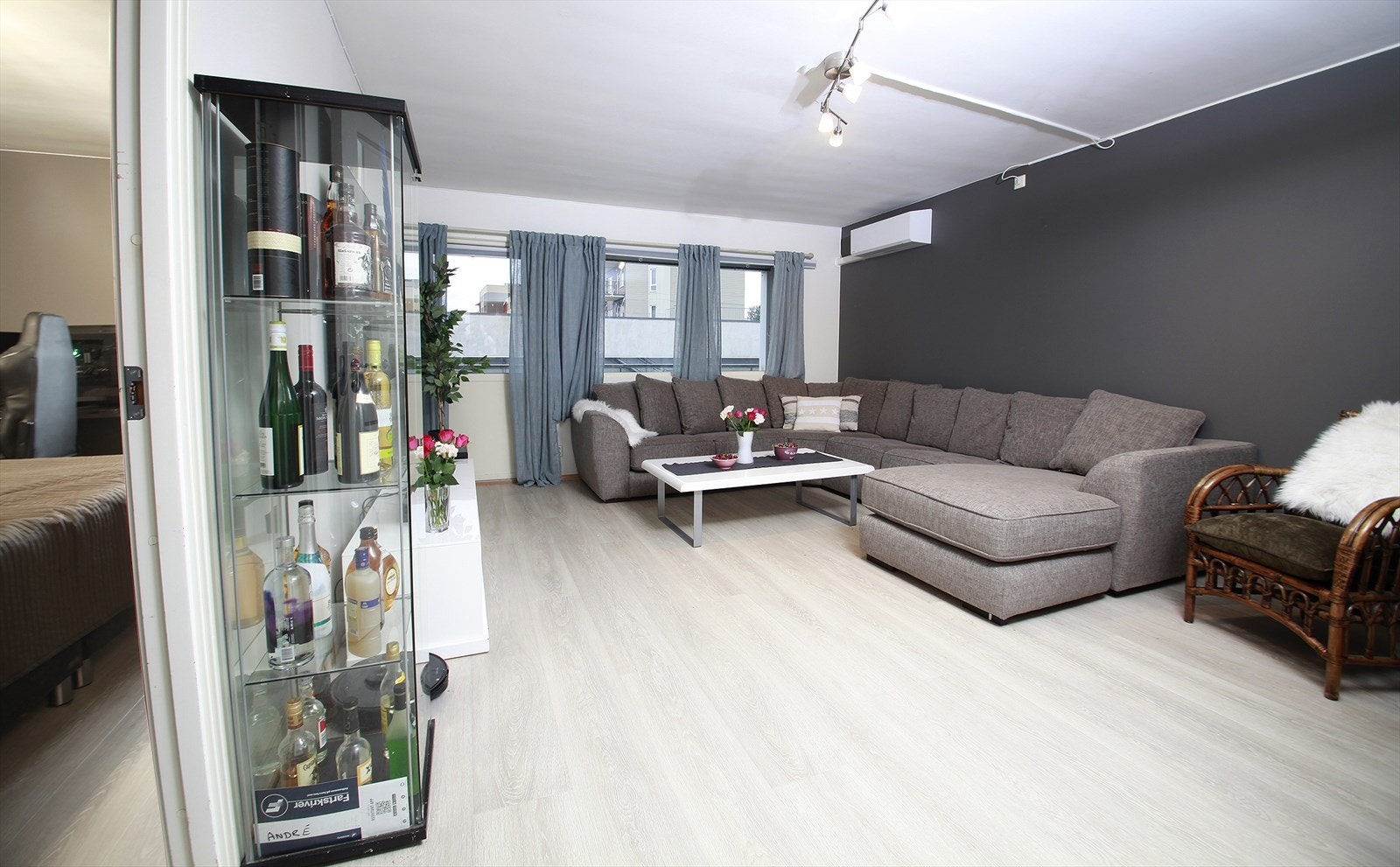 Lys og luftig stue med god plass til sofaseksjon, mediemøbler og spisebord. Galleribilde