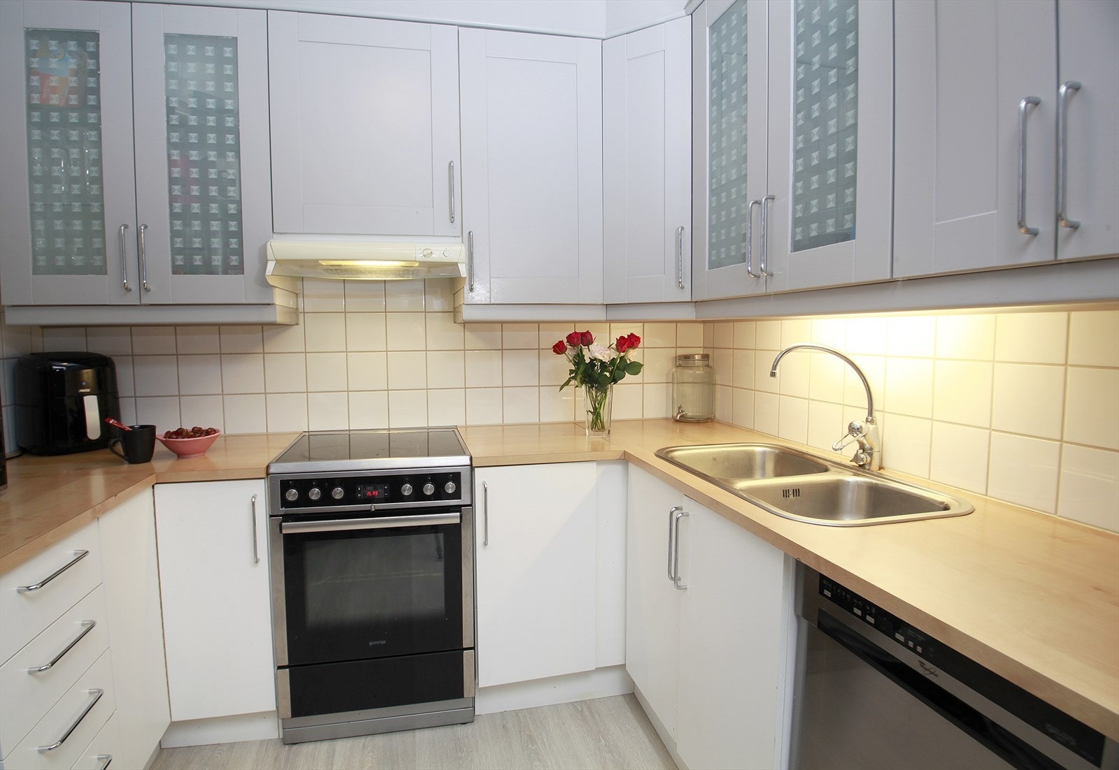 Leiligheten har et hyggelig kjøkken med god skap- og benkplass. Galleribilde