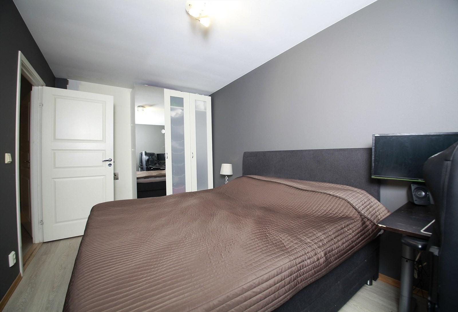 Det er godt med oppbevaringsplass i garderobeskap. Galleribilde