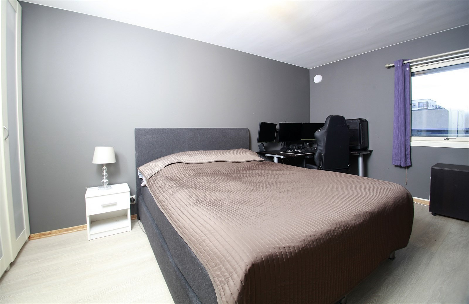 Romslig soverom med god plass til dobbeltseng, tilhørende nattbord og annet soveromsinteriør. Galleribilde