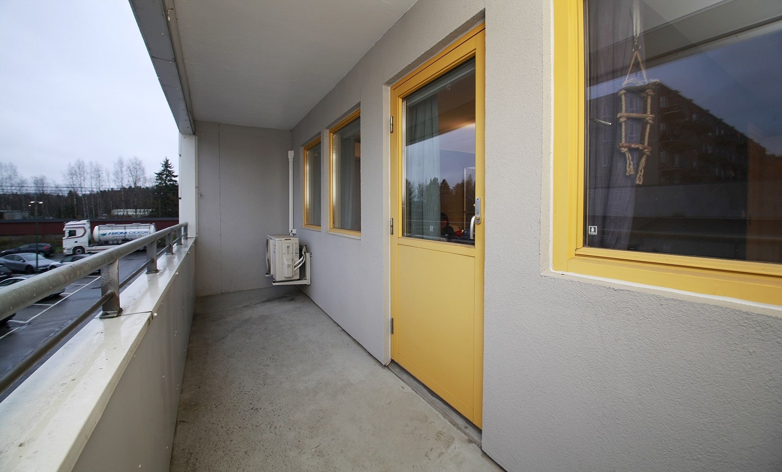 Fra stuen er det utgang til en takoverbygget balkong på 8m². Galleribilde