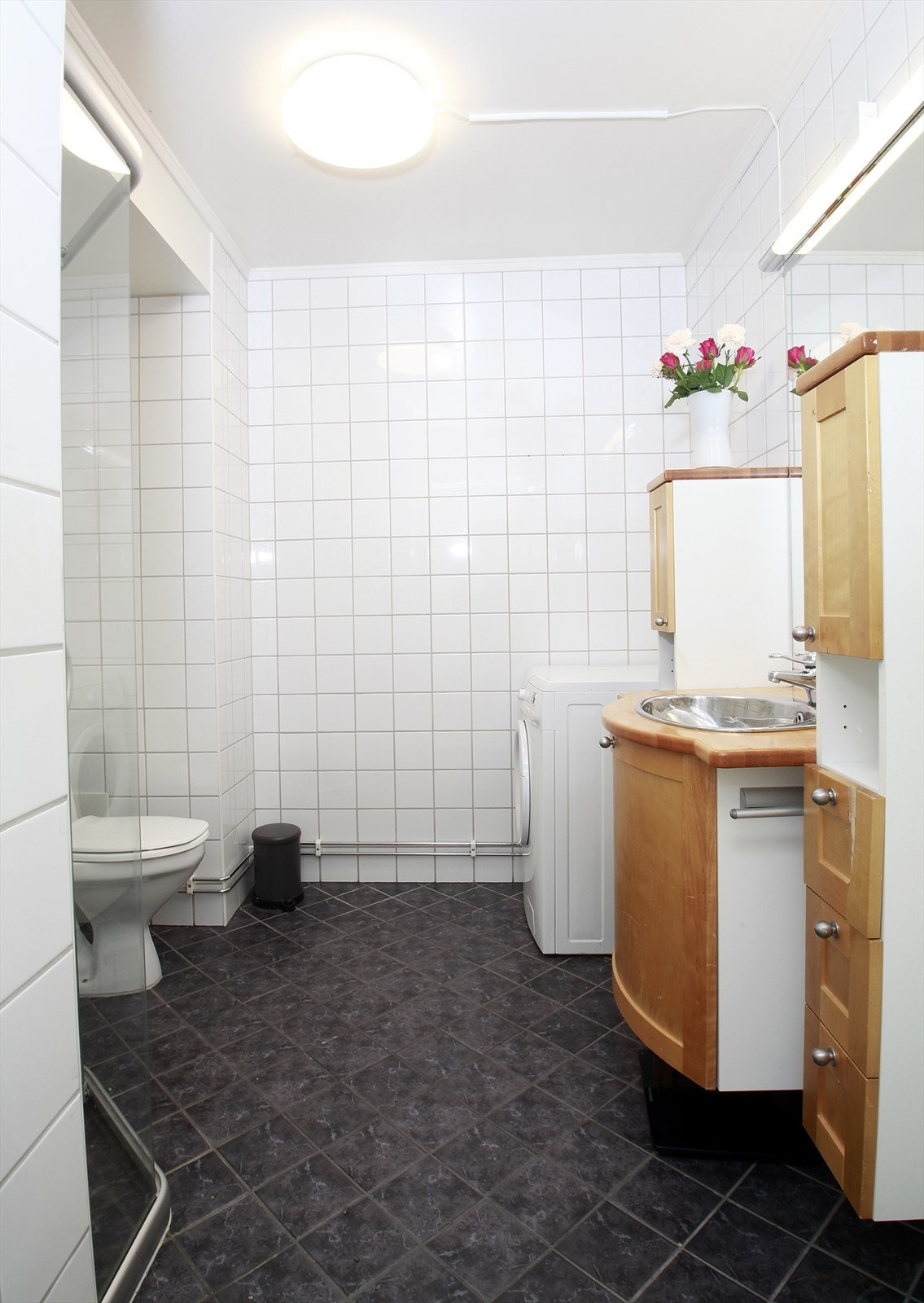 Flislagt bad fra byggeår med elektriske varmekabler. Galleribilde