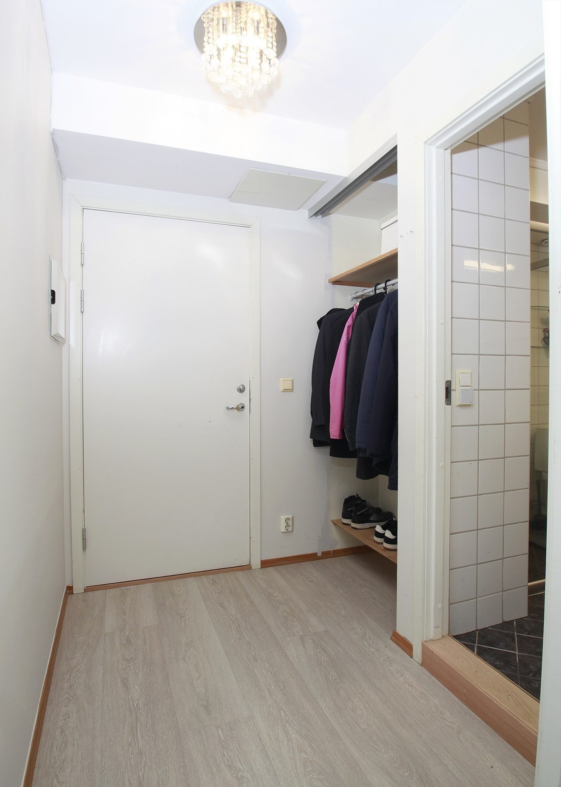 Velkommen inn! Leiligheten har en lys entré med plass til oppheng av yttertøy og til å sette fra seg sko. Galleribilde