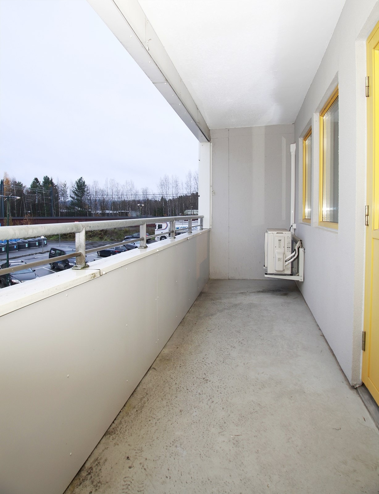 Balkongen har betongdekke med rekkverk av plater og stål. Galleribilde