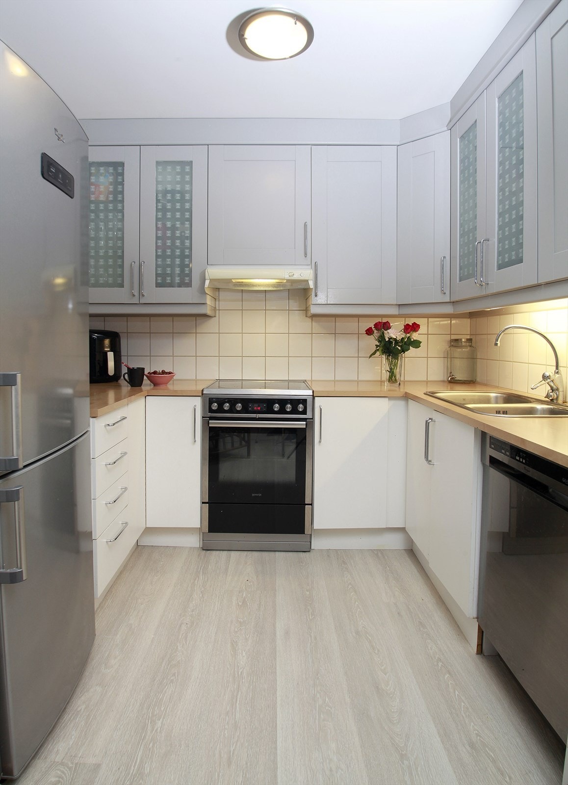 Innredningen består av glatte fronter, benkeplate av laminat og oppvaskkum av stål. Kjøkkenet har frittstående hvitevarer. Galleribilde