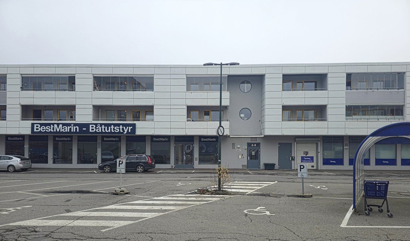 Leiligheten har sentral beliggenhet med kort vei til kollektivtransport, dagligvarebutikker, servicetilbud, flere fasiliteter og flotte idretts- og turområder. Galleribilde