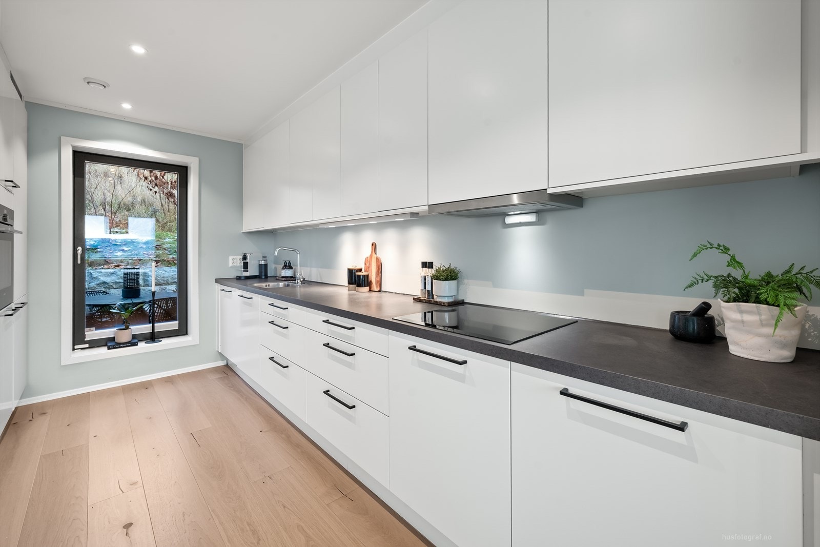 Kjøkkenet er videre utstyrt med integrerte hvitevarer som stekeovn, platetopp, oppvaskmaskin, kjøl/fryseskap. Det er montert lekkasjevarsler og komfyrvakt. Galleribilde