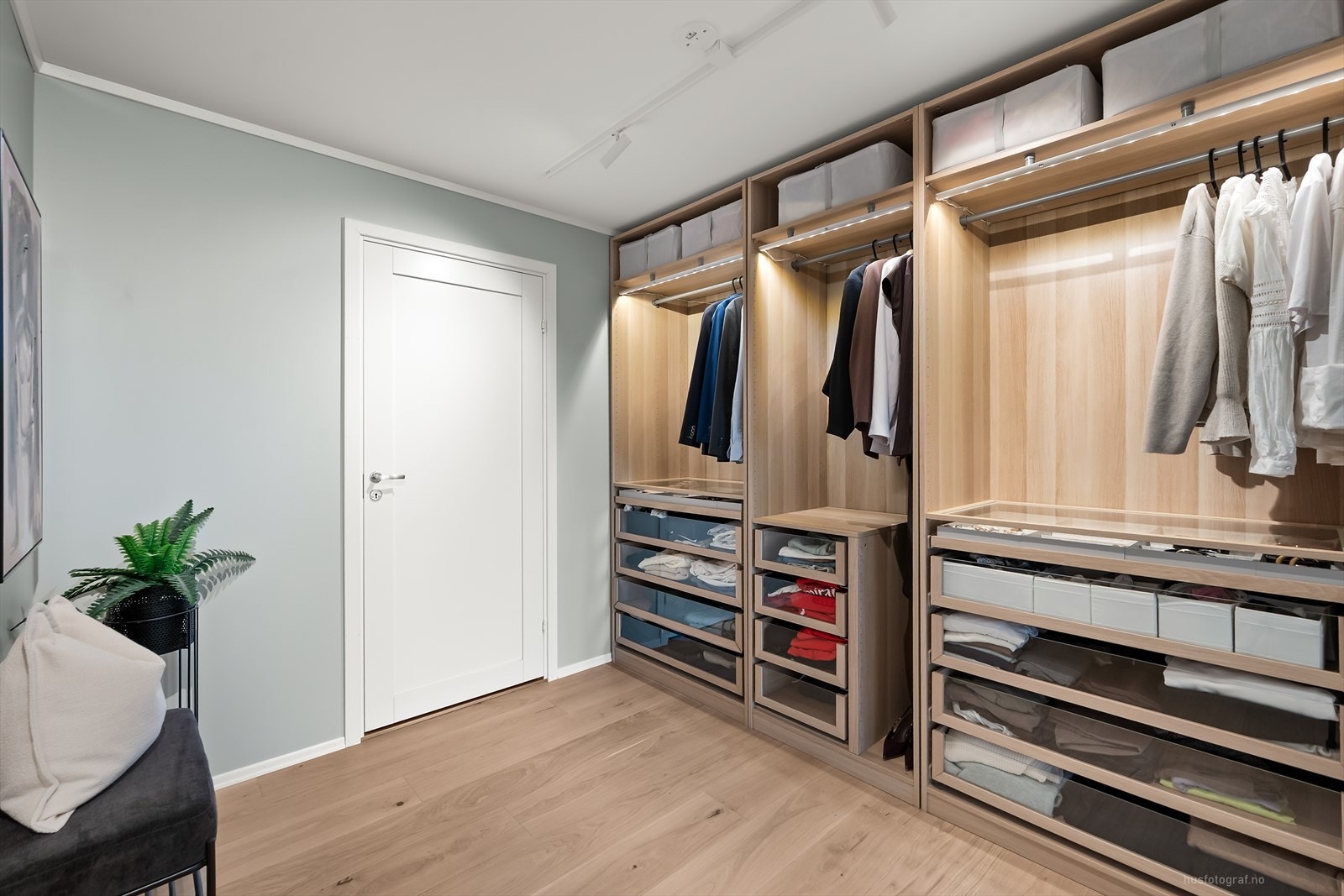 Boligen har 3 soverom i underetasjen , dette er soverommet er gjort om til et walk-in closet innredet med PAX garderobeløsning. Galleribilde