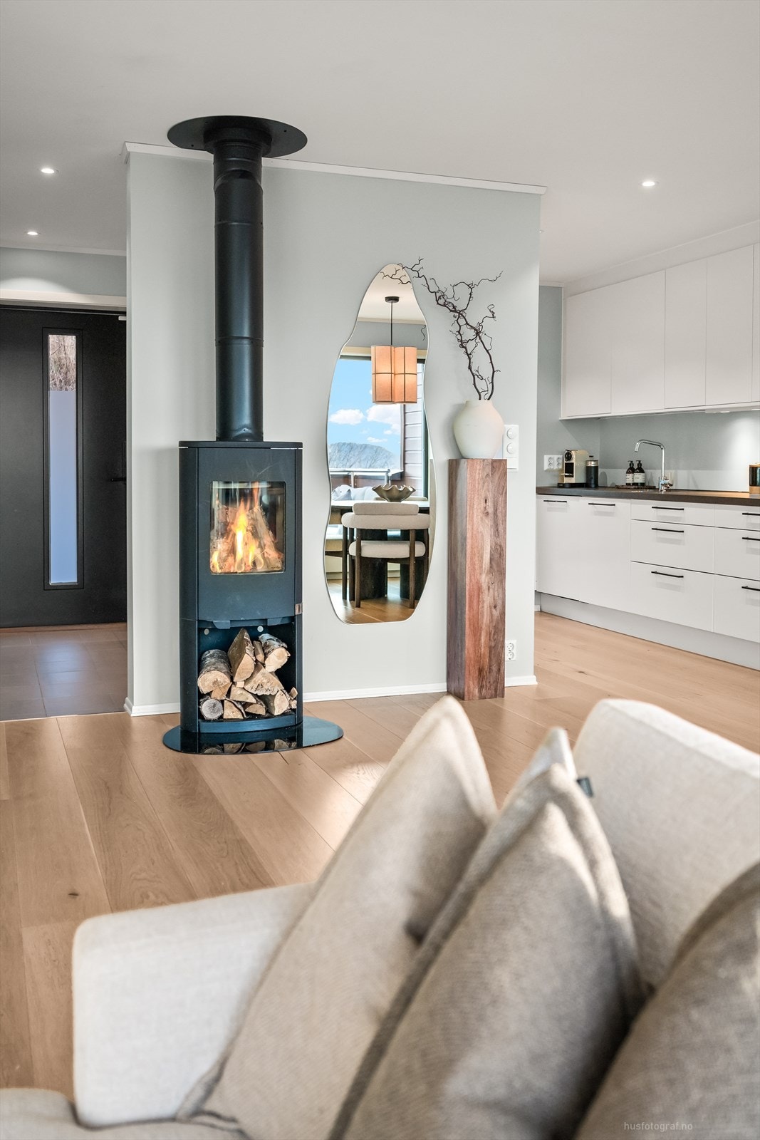 I stuen er det en moderne peis som varmer godt på kalde dager. Galleribilde