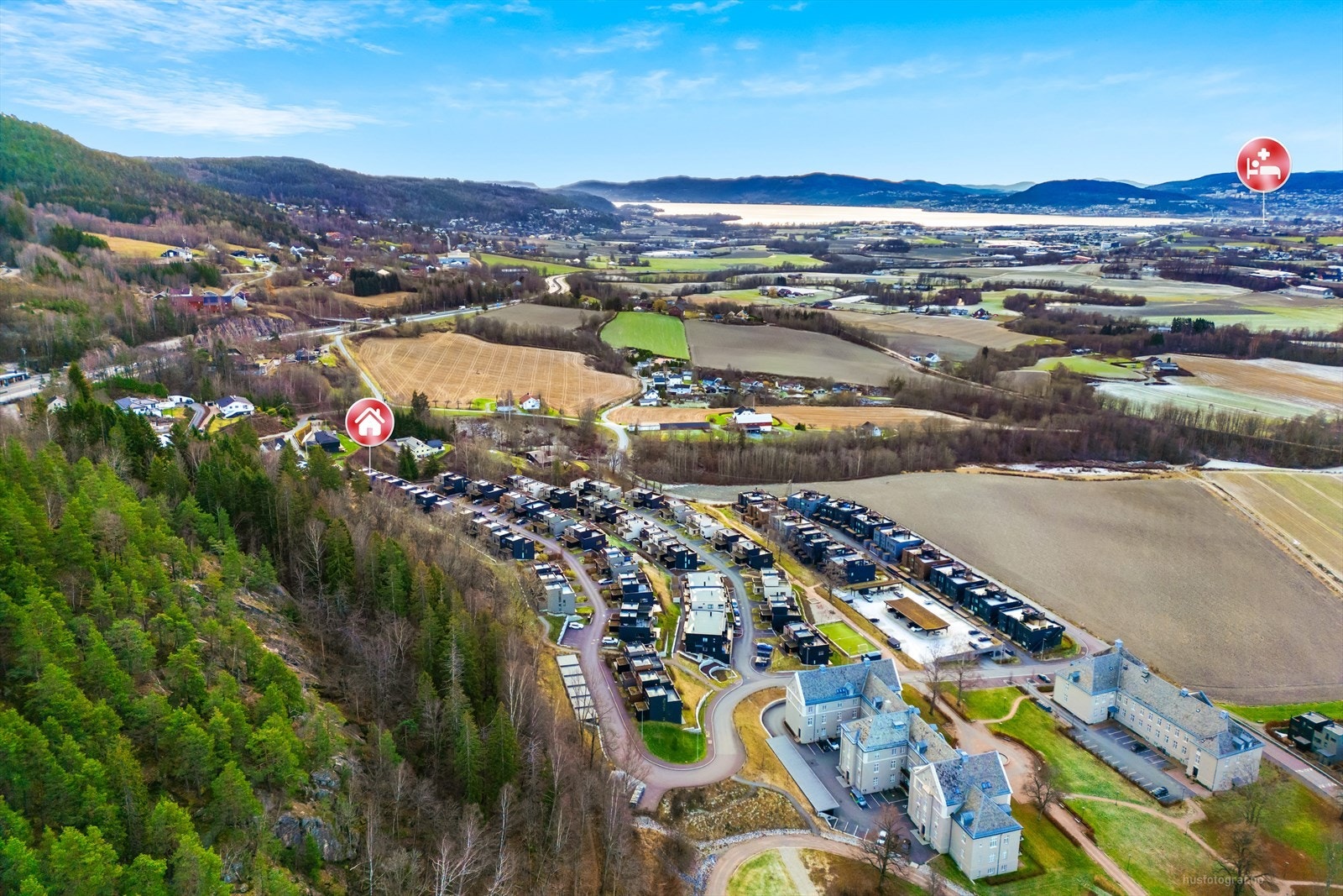 Her bor du med barnevennlig beliggenhet, med flere lekeplasser på sameiets tomt. Det er heller ikke lang vei til fotballbane, disc golf og andre aktiviteter i området. Kort vei til nytt sykehus. Galleribilde
