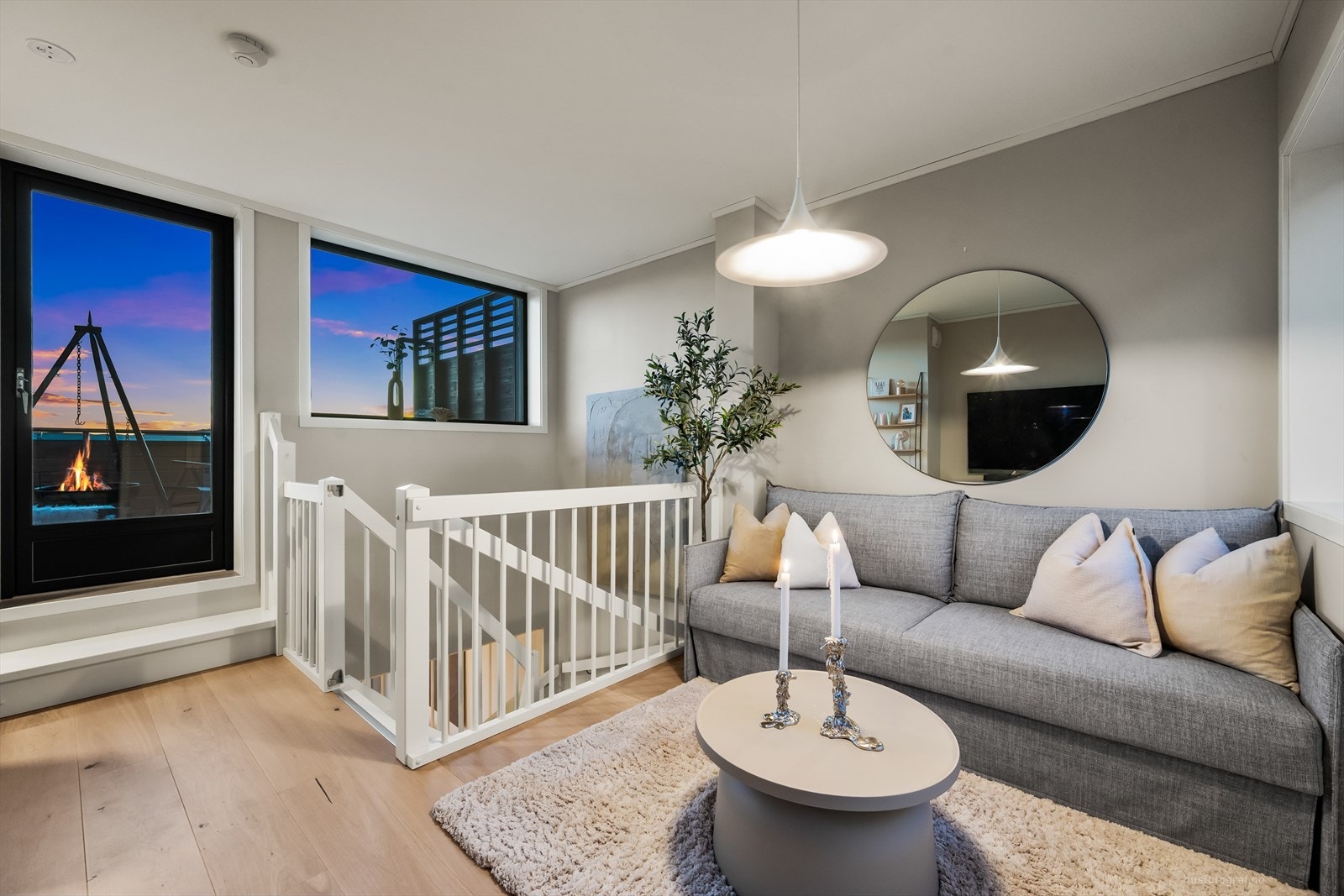 I 2 etasje er det stue og utgang til stor terrasse. Galleribilde