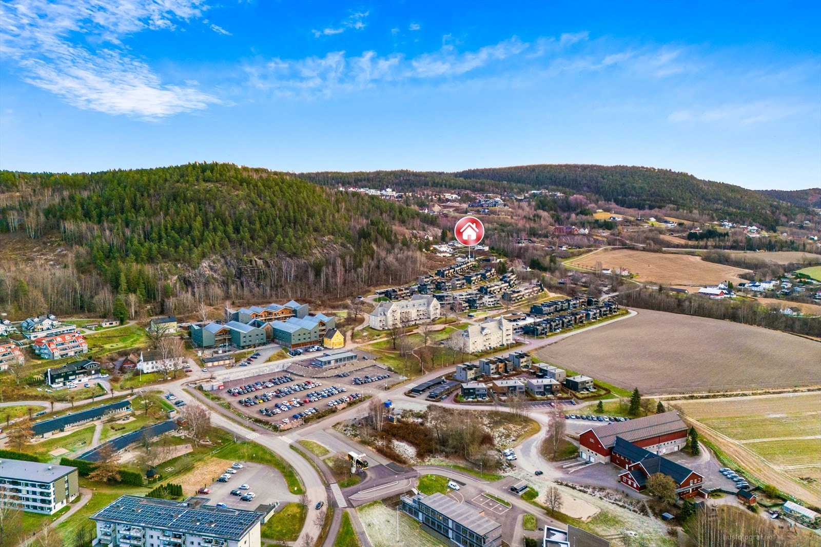 Soltoppen ligger attraktivt og barnevennlig til i Fosskollen, med kort vei til både barnehager, ungdomsskole, barneskole, Lierbyen sentrum, tog og varierte turmuligheter. Galleribilde