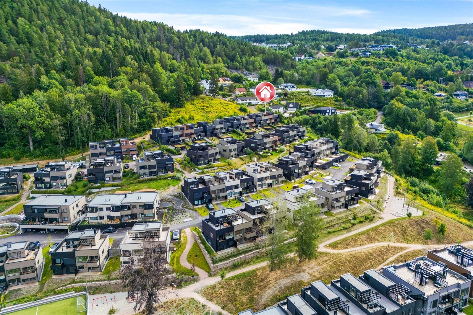 Kun ca 10 minutter til henholdsvis Asker og Drammen. Det er god bussforbindelse til/fra, med bussholdeplass rett i nærheten. Galleribilde
