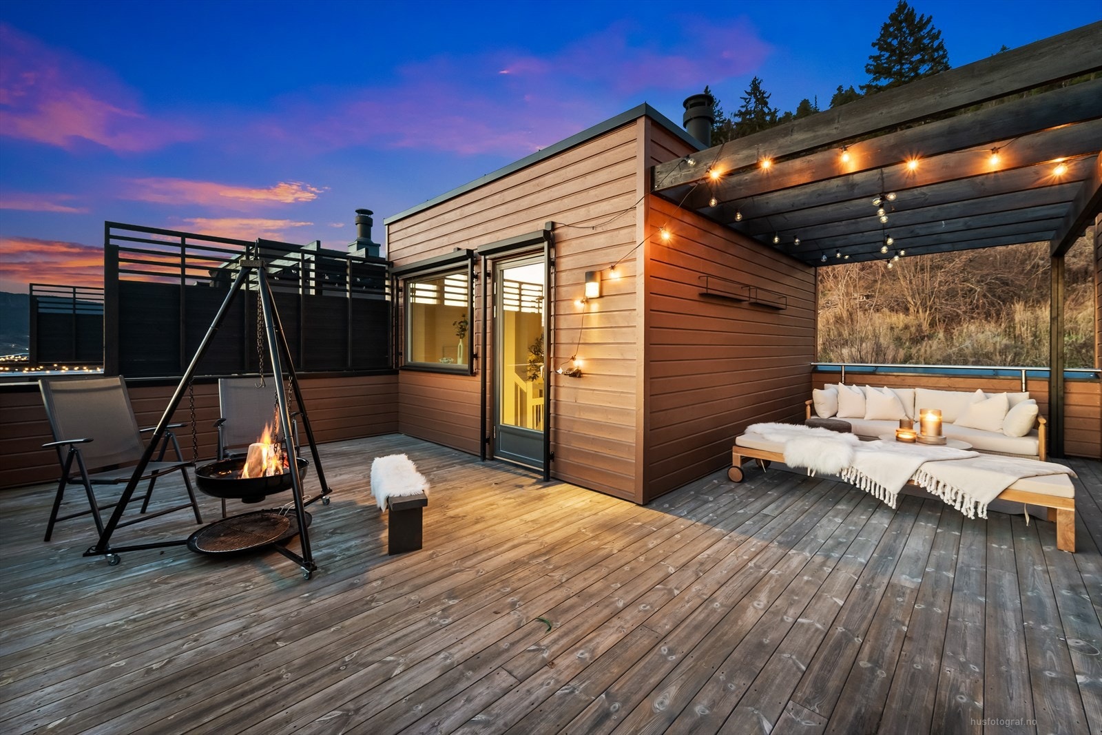 Romslig takterrasse på ca 37 kvm, her er det flere soner for avslapping. Galleribilde