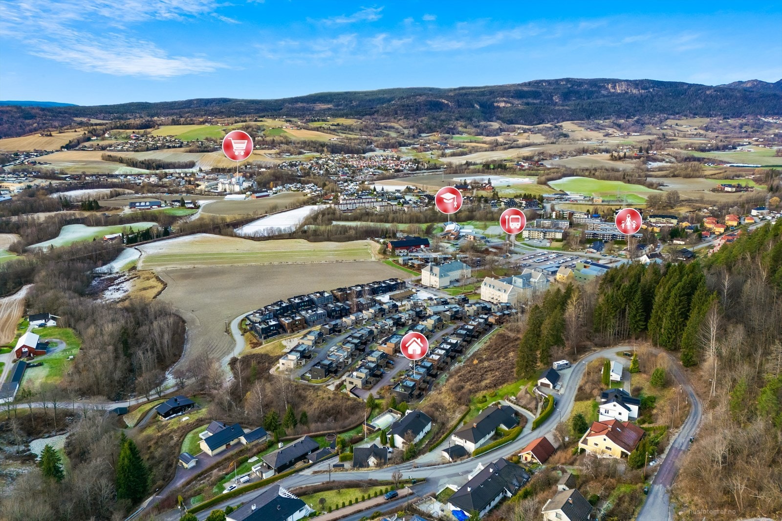 Boligen ligger i nærhet til flott natur, men også til barnehage, skoler, butikker og offentlig transport. Galleribilde