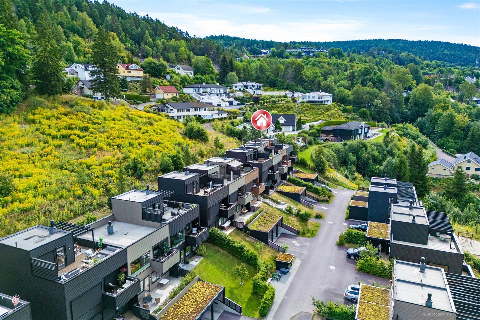 Fellesområder er opparbeidet og velholdt med gangstier, parkeringsplasser og felles uteareal. Galleribilde