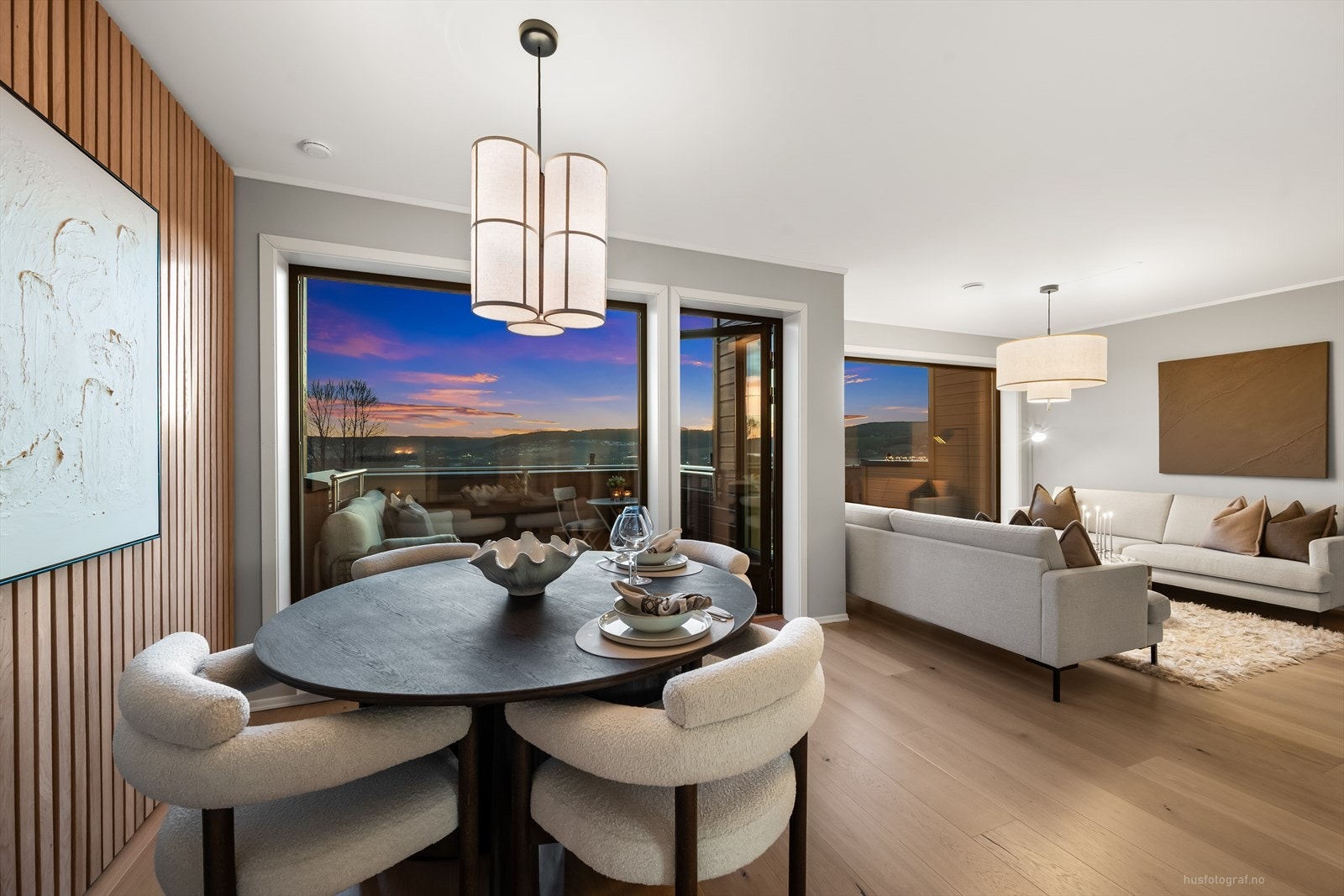 Den lyse og innbydende stuen har pene overflater med lyse slette vegger, som gir et moderne uttrykk. På den ene veggen er det spiler. Galleribilde