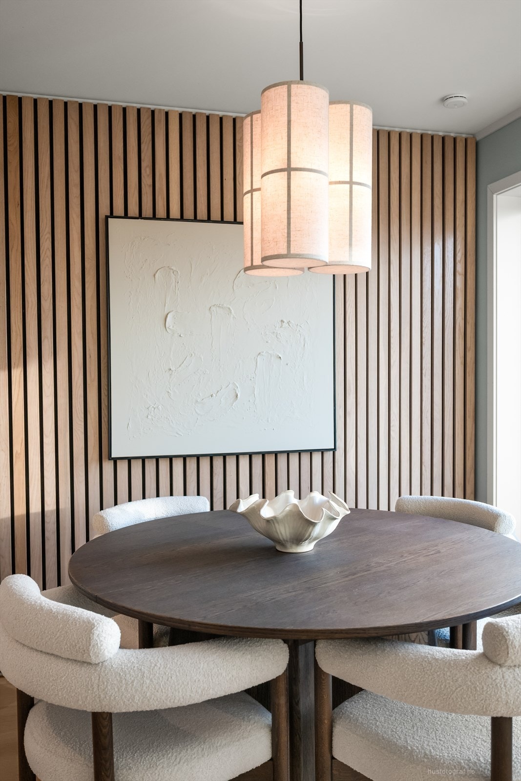 Spisebordet finner sin naturlige plass ved kjøkkenet, der en kan dekke på til flere gjester. Galleribilde