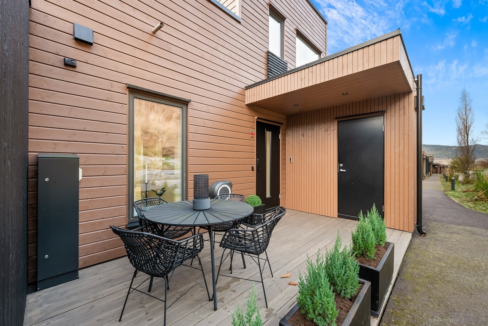 Ved inngangspartiet er det en platting på ca. 11 m². Galleribilde