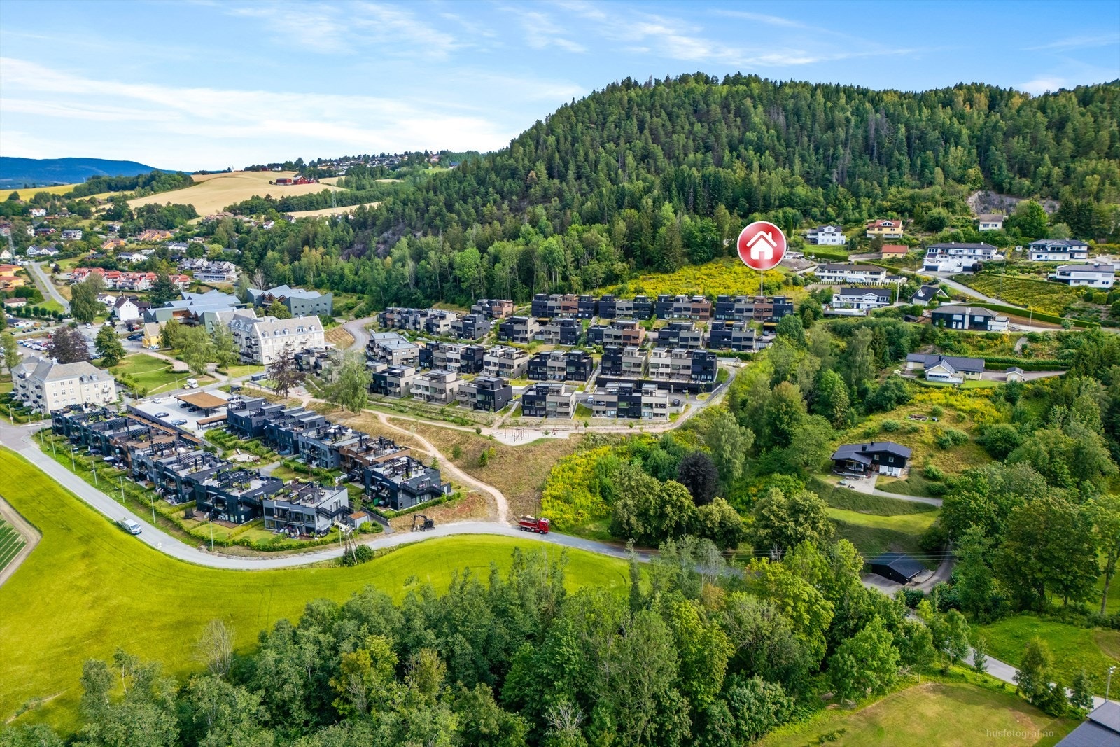 Nærområdet byr på flotte naturopplevelser, både sommer- og vinterstid med bl.a. preparerte skiløyper, bade- og fiskevann og turstier i skogsområder. Galleribilde