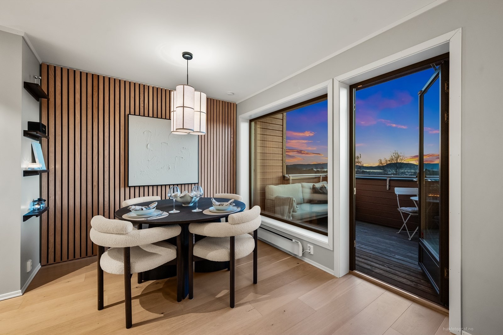 Her er det plass til et spisebord hvor man kan samles til et hyggelig måltid. Det er utgang til balkong fra stuen. Galleribilde