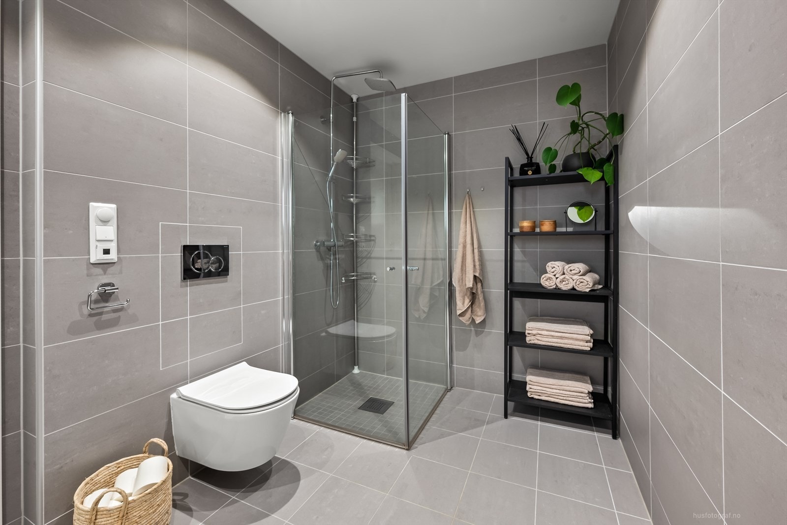 Her er det også montert dusjvegger/hjørne. Her er det praktiske hyller til oppbevaring. Galleribilde