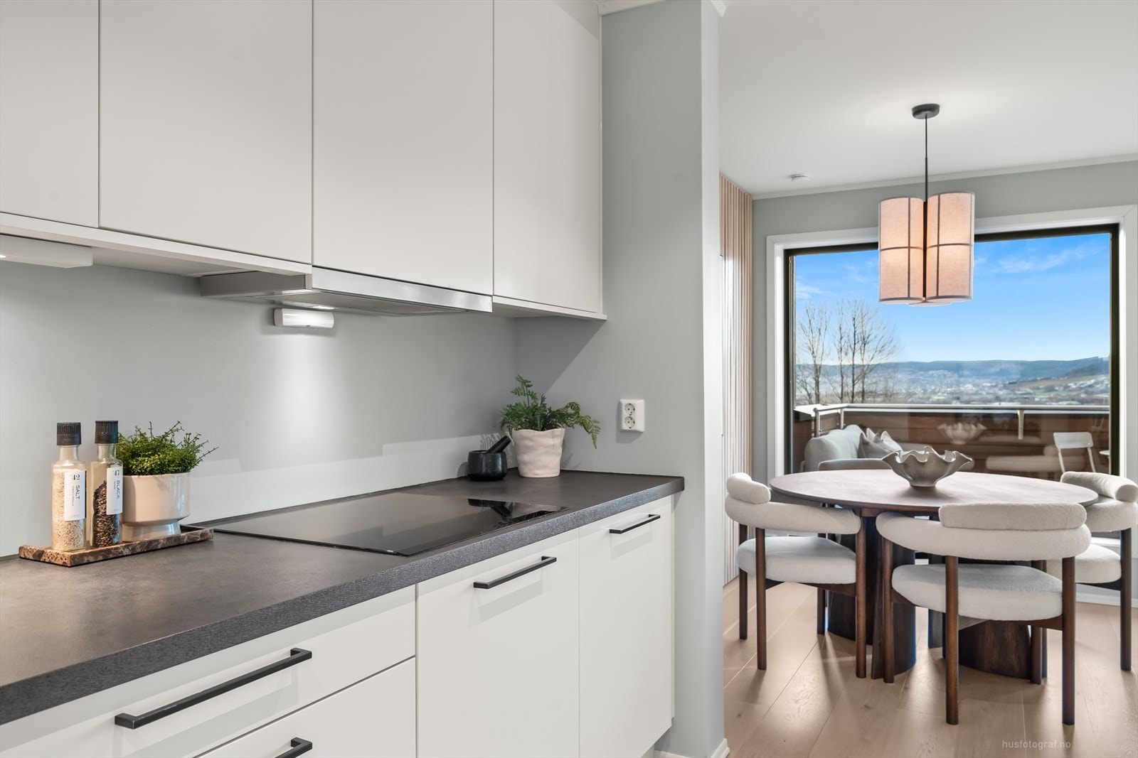 Moderne og tidløs kjøkkeninnredning fra kvalitetsleverandøren Sigdal slette fronter og benkeplate av laminat. Galleribilde