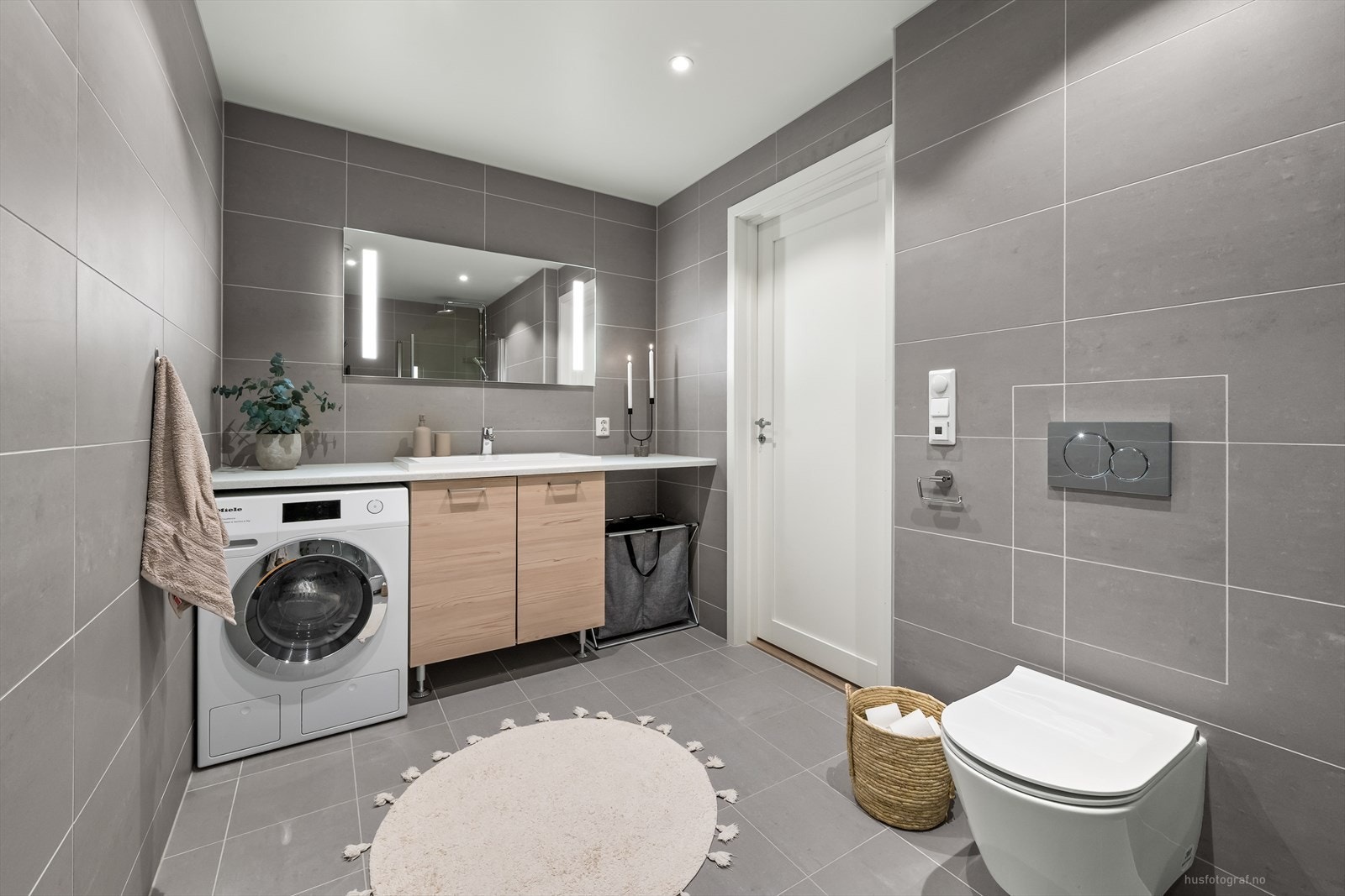 Det er veggmontert toalett og varme i gulvet. Galleribilde