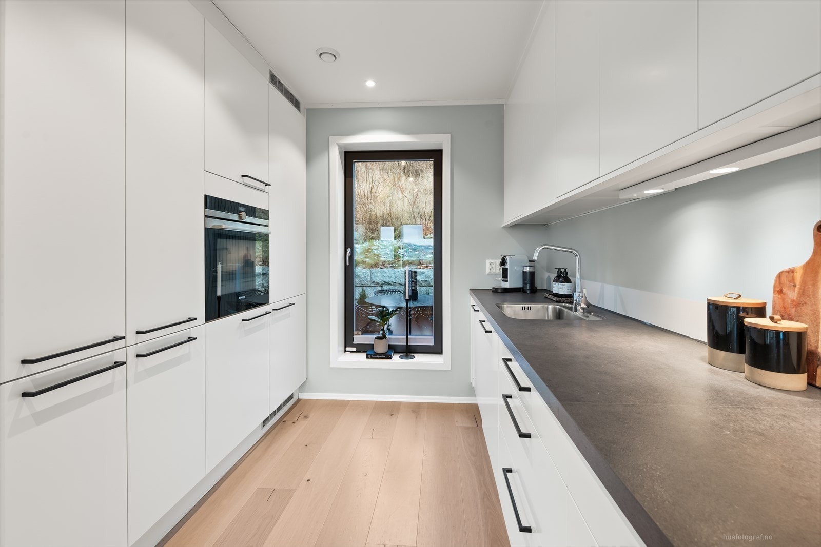 Stilrene materialer og funksjonelle løsninger er kjøkkenet både elegant og brukervennlig. Galleribilde