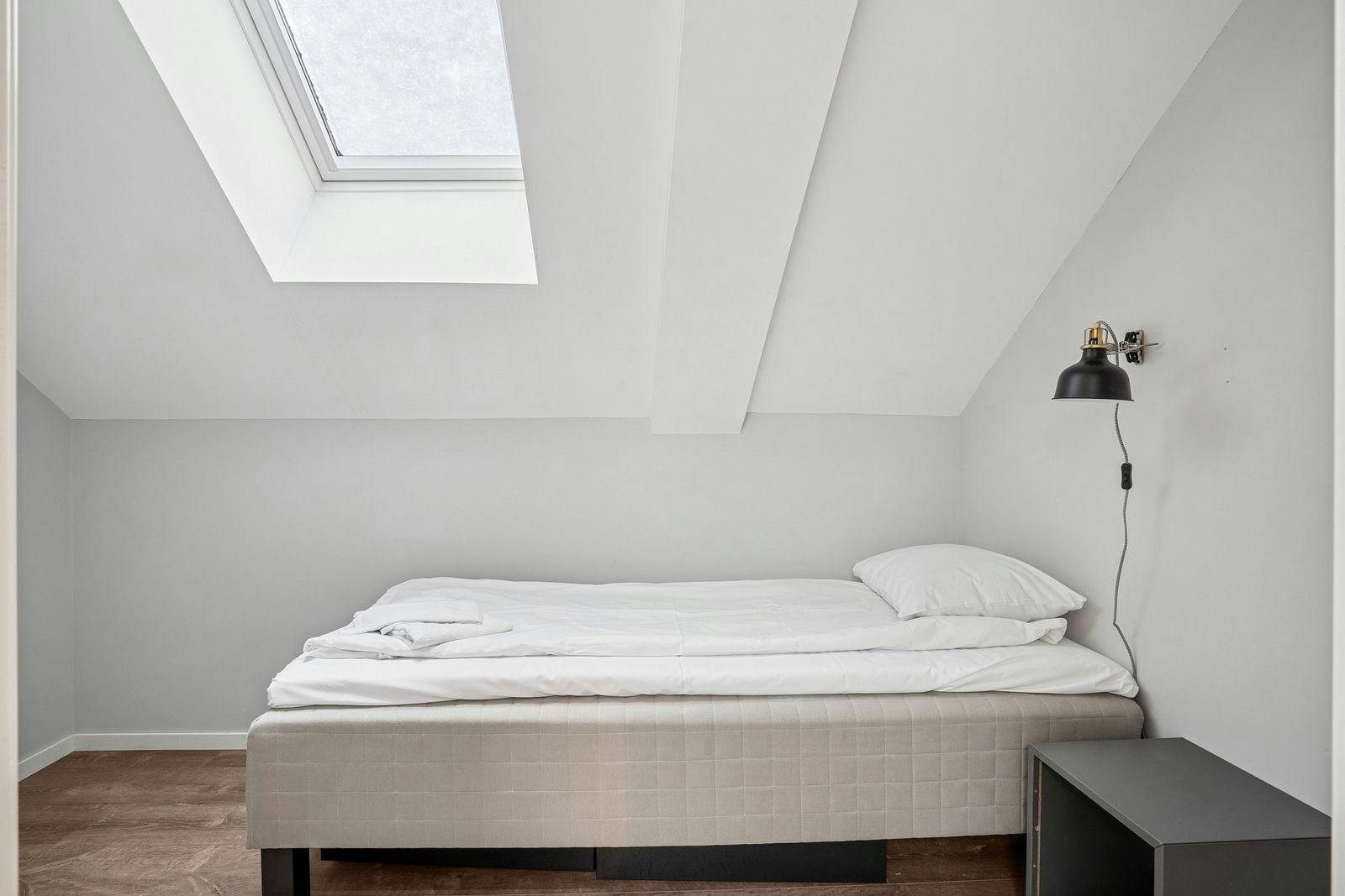 Boligen inneholder 2 gode soverom med seng og klesoppbevaringsmulighet. Galleribilde