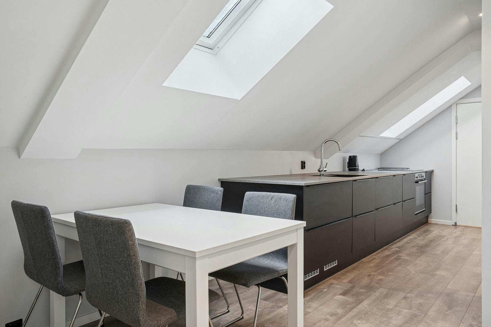 En fantastisk eiendom midt i hjertet av Trondheim Sentrum! Bygården har vært gjenstand for betydelige oppgraderinger de senere år, inkludert totalrenovering av leiligheten i 2019. Galleribilde