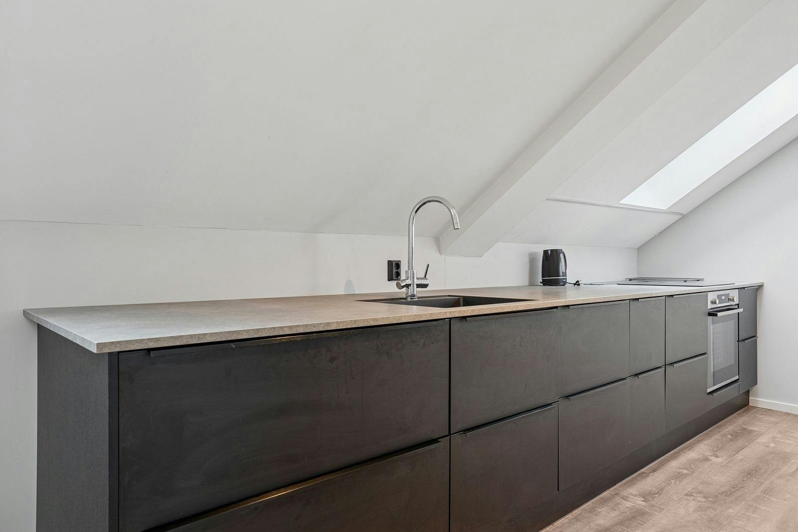 Leiligheten kommer fullt møblert med moderne møbler tilpasset boligen. Galleribilde