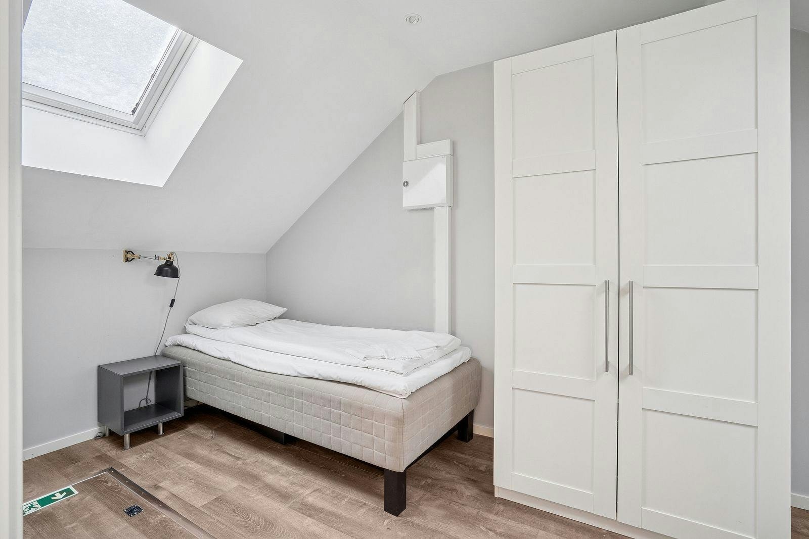 Boligen har en svært sentral beliggenhet med gangavstand til de fleste servicetilbud. Galleribilde