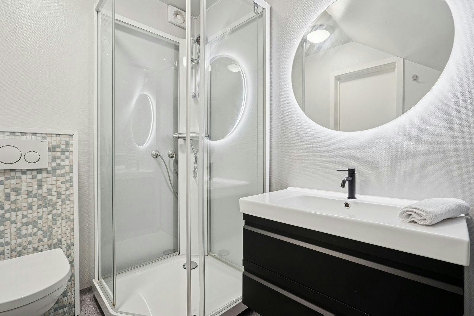 Baderom med opplegg for vaskemaskin. Vaskemaskin medfølger. Galleribilde