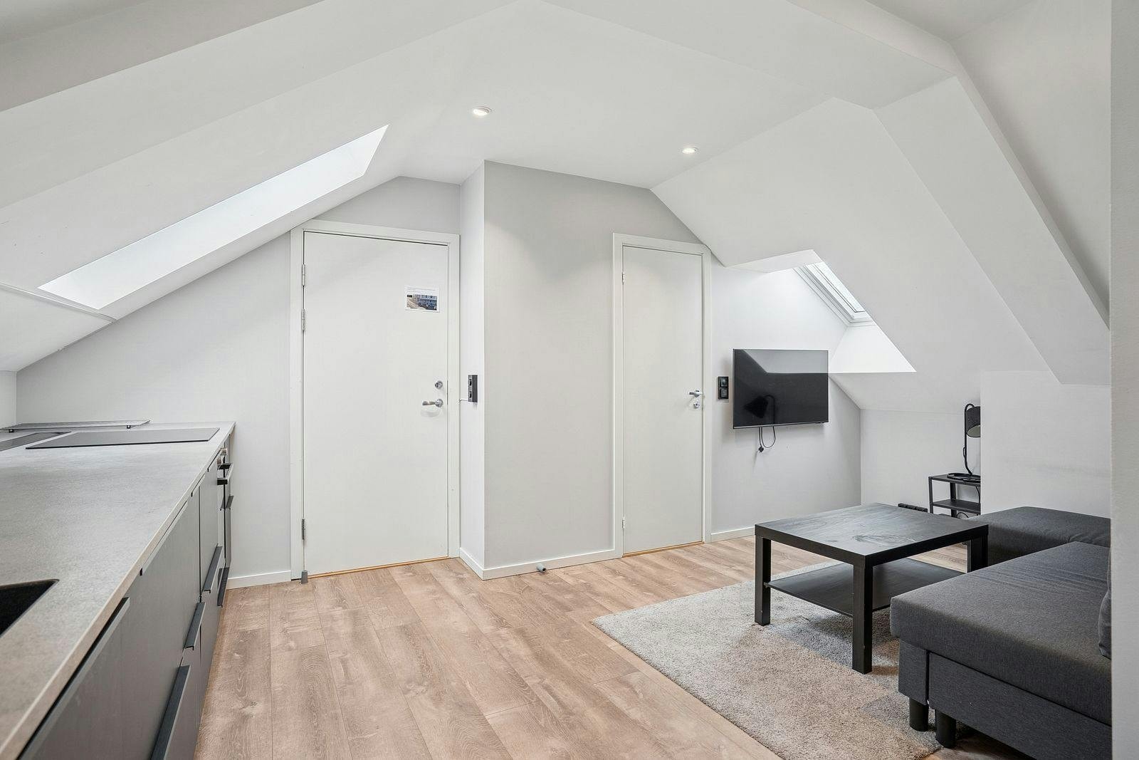 3-roms leiligheten ligger i loftsetasjen og har et bruksareal på 64 kvadratmeter. Leiligheten inneholder entré, 2 gode soverom, stue, kjøkken, bad og wc. Galleribilde