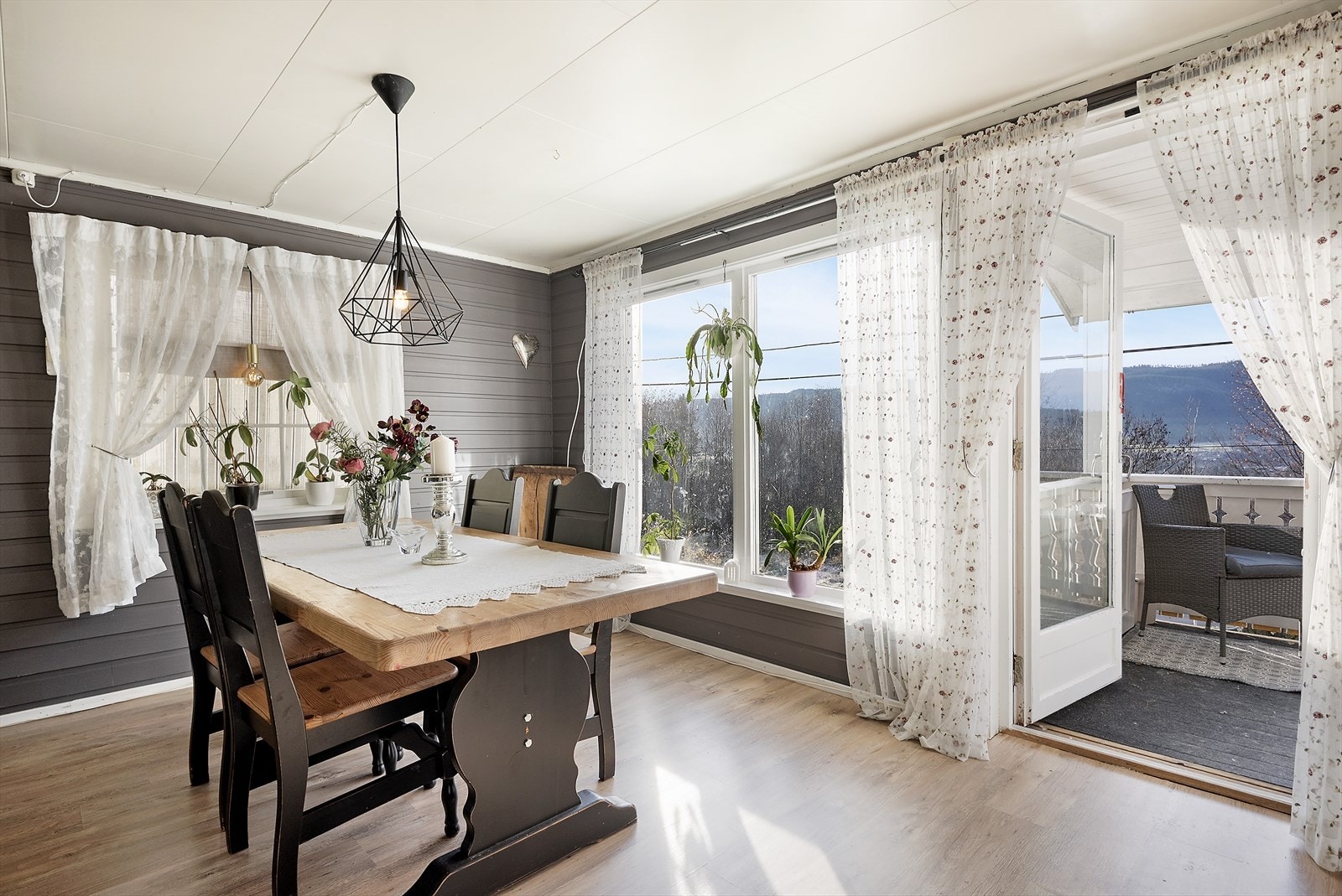 Utgang til verandaen. Galleribilde