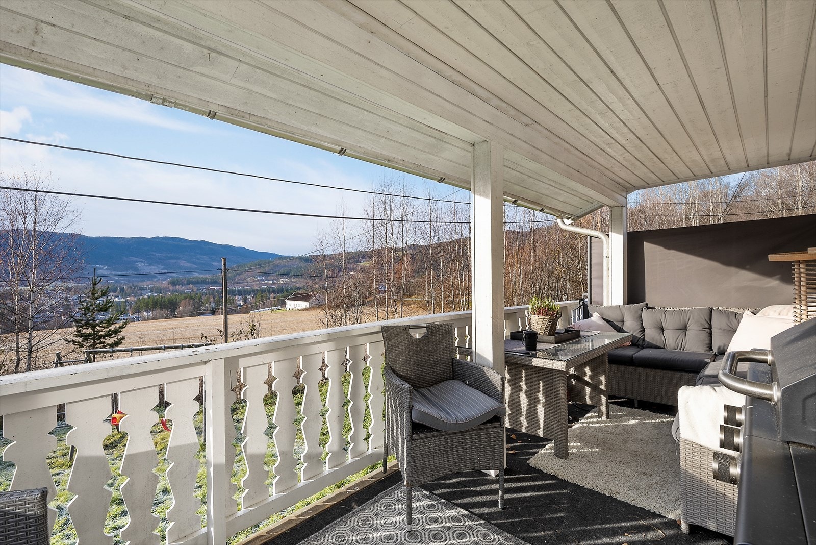 Veranda med utsikt mot Dokka. Galleribilde