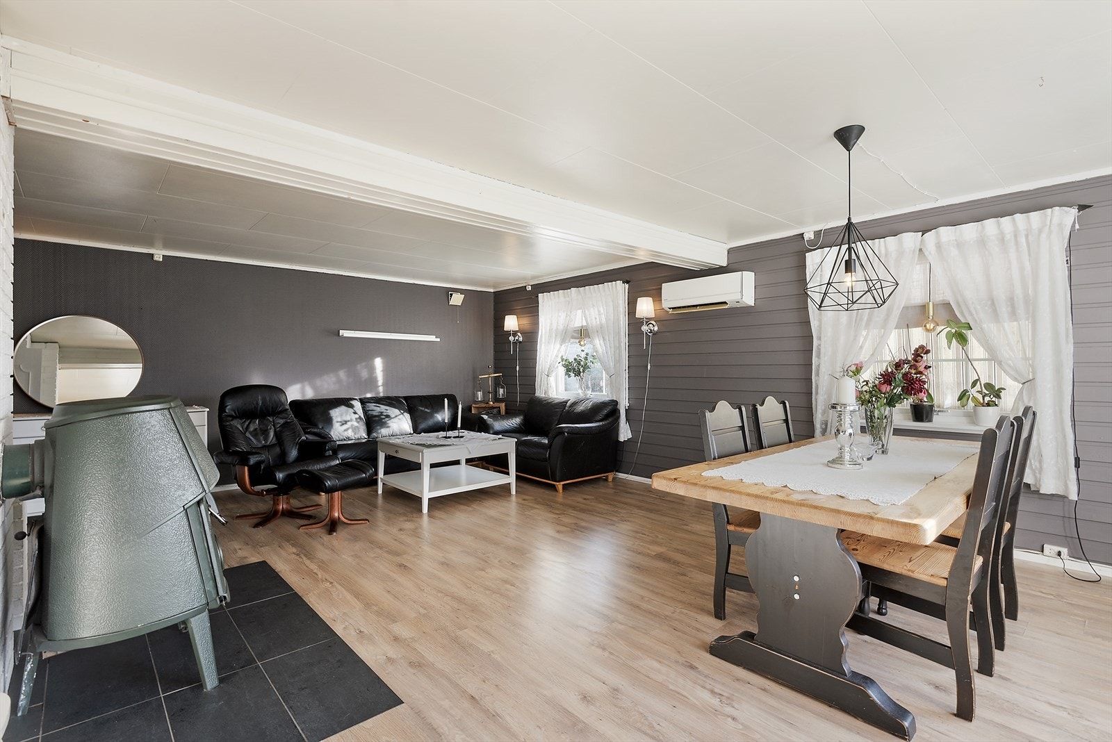 Romslig stue. Galleribilde