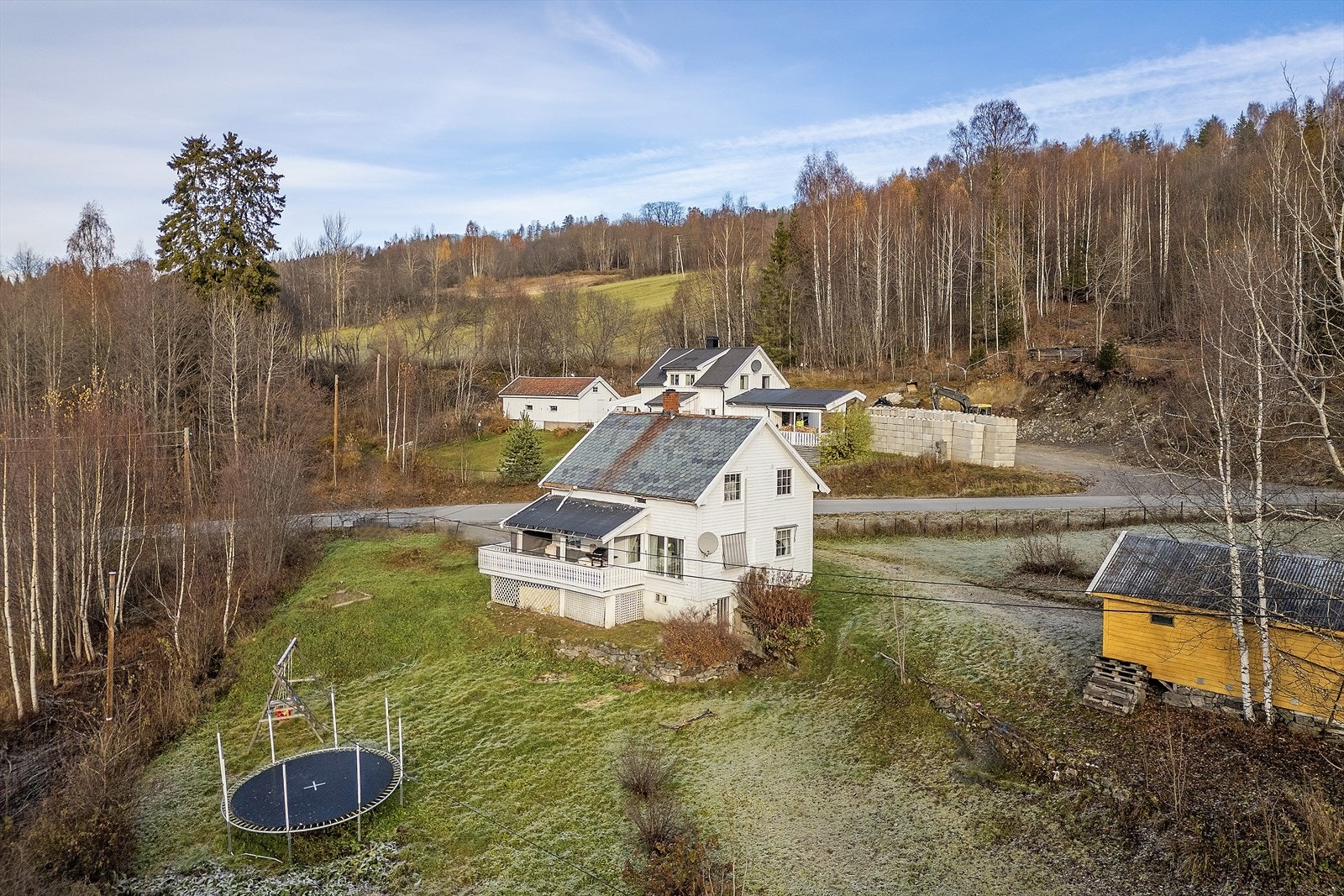 Tomt med plen og beplantning. Galleribilde