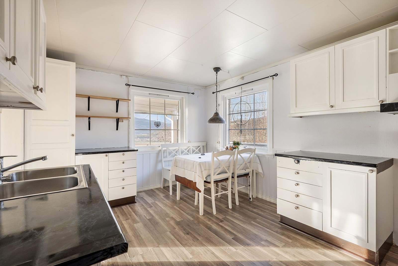 Kjøkken med lyse overflater. Galleribilde