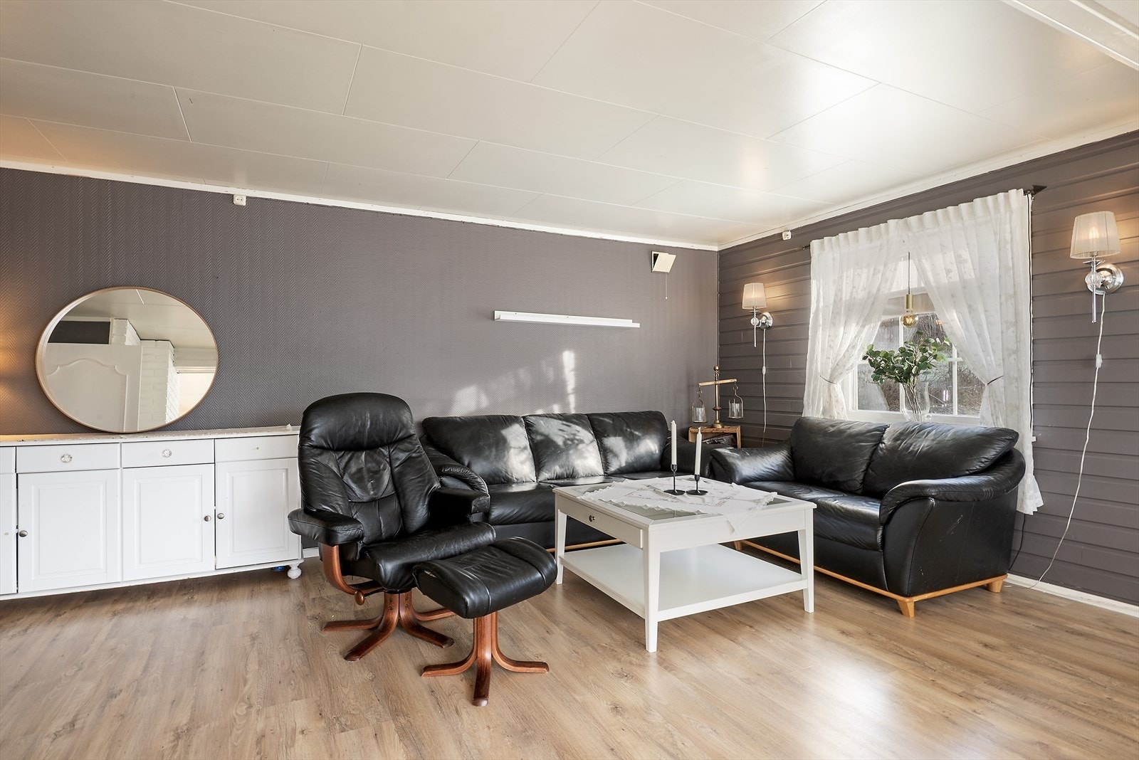 God romfølelse i stuen. Galleribilde