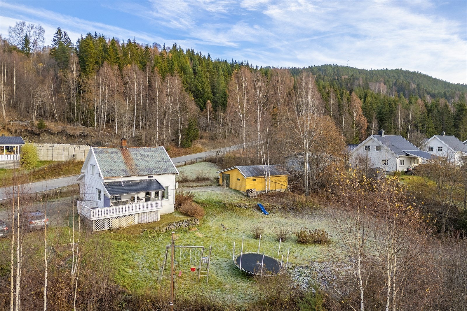 Garasje på tomta. Galleribilde