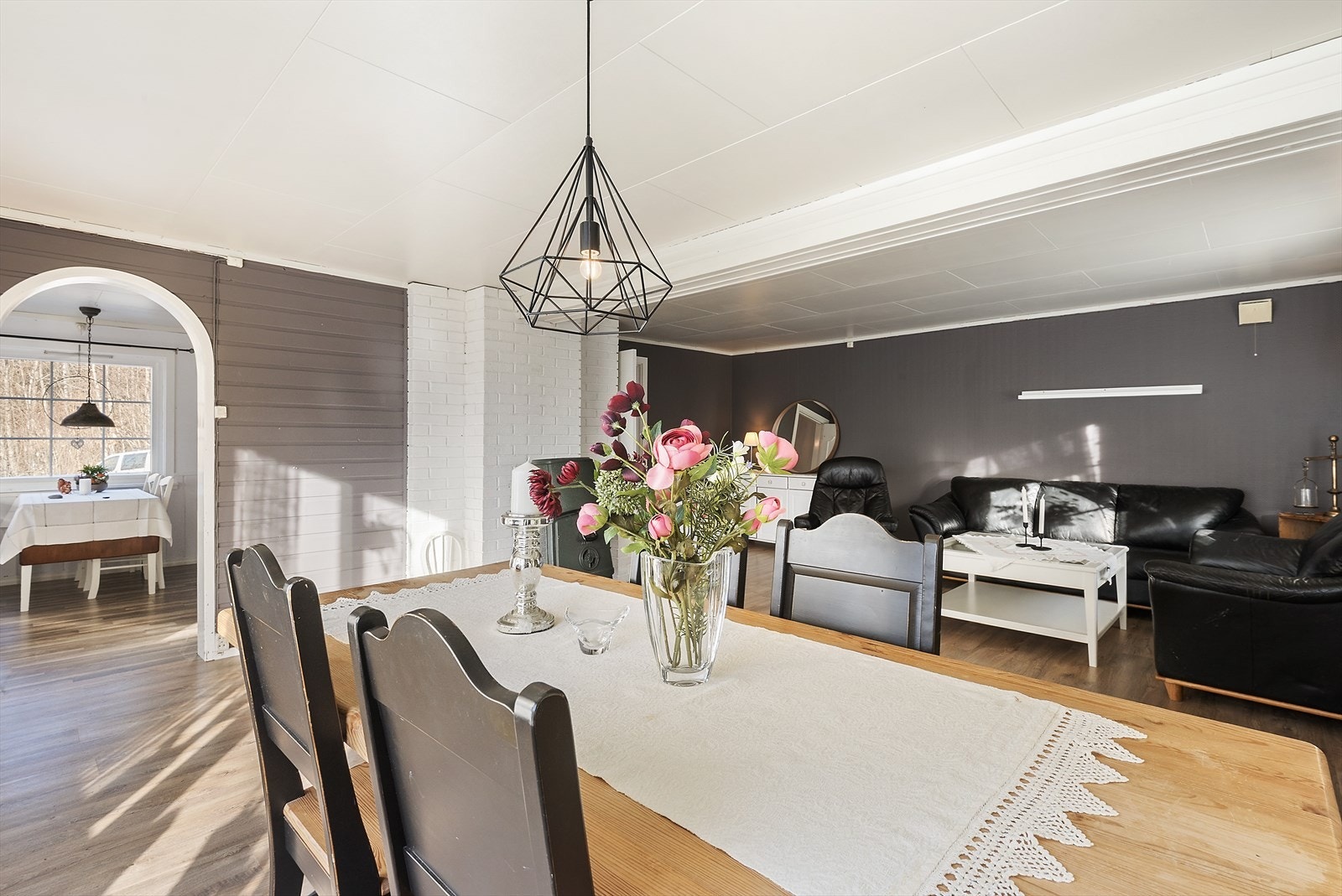 Delvis åpen løsning mellom stue og kjøkken. Galleribilde