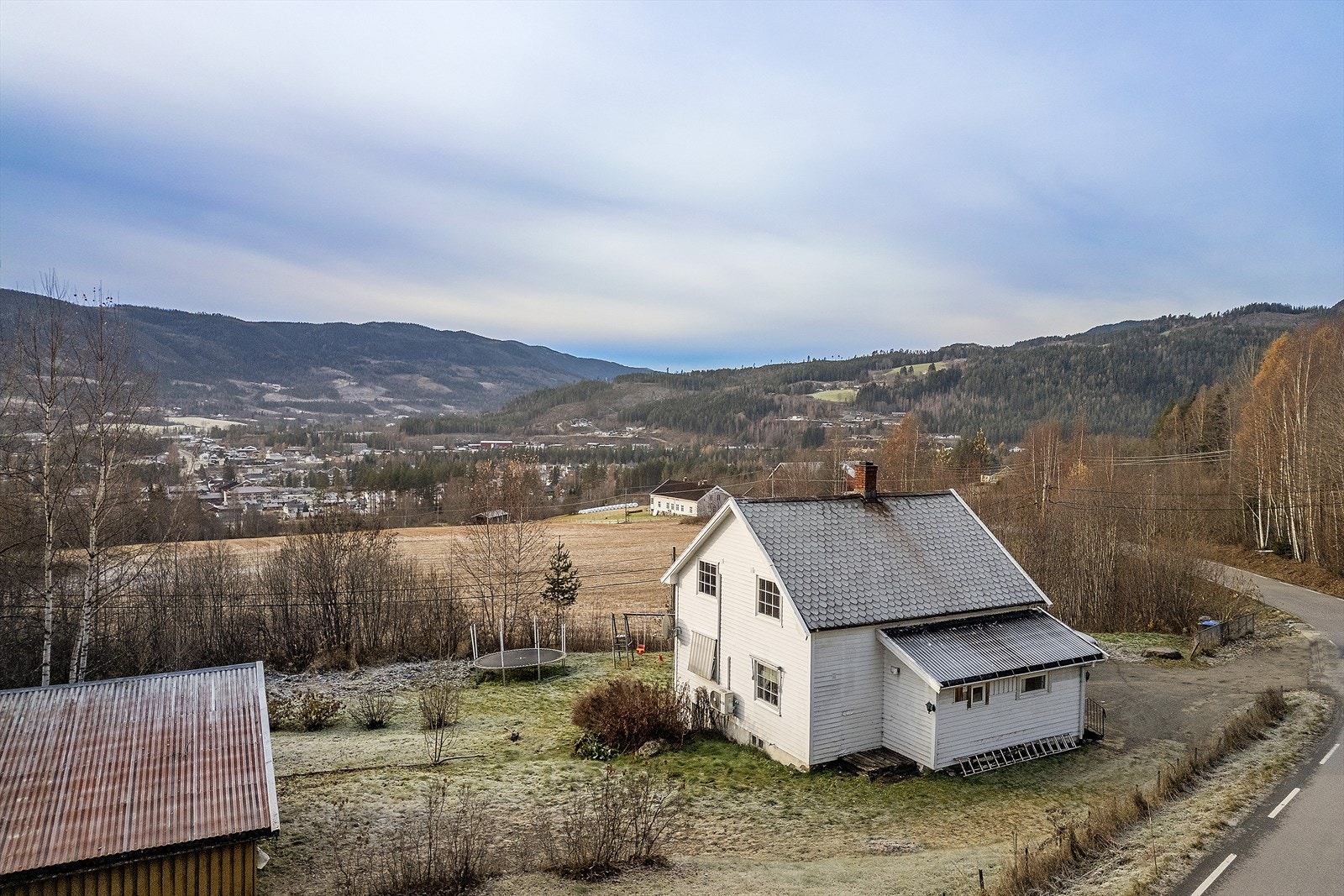 Kort vei ned til Dokka sentrum. Galleribilde