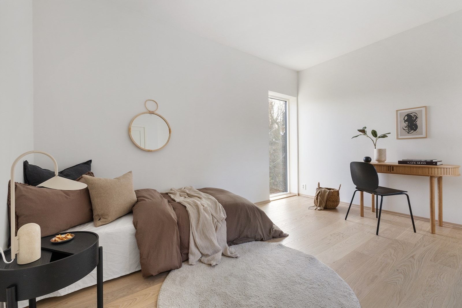 Rommene har pene overflater, og de store vinduene slipper inn godt med naturlig lys som gir en behagelig atmosfære. Galleribilde