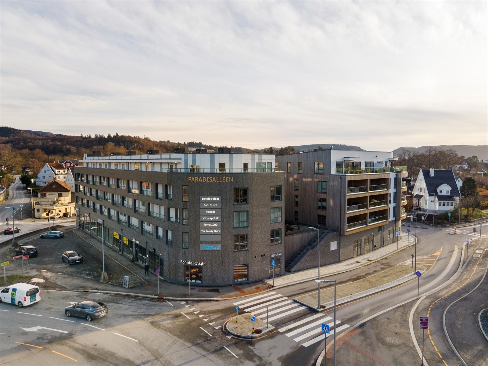 En kort spasertur unna finner du både bybanen, nær-butikk, flere restauranter, velvære, naturskjønne opplevelser og fritidstilbud - det du trenger for et innholdsrikt hverdagsliv! Galleribilde